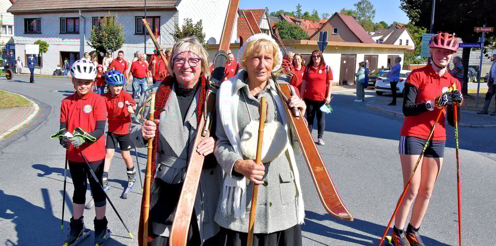 Dorothee Rebentisch und Helgard Vogel vom Skiverein zeigten, in welcher Kleidung die Skiläufer in früheren Jahrzehnten ihrem Hobby nachgingen. Begleitet wurden sie im Festumzug anlässlich des 800. Jahrestages der Verleihung des Stadtrechtes von den Nachwuchs-Läufern des Vereins auf Rollen.