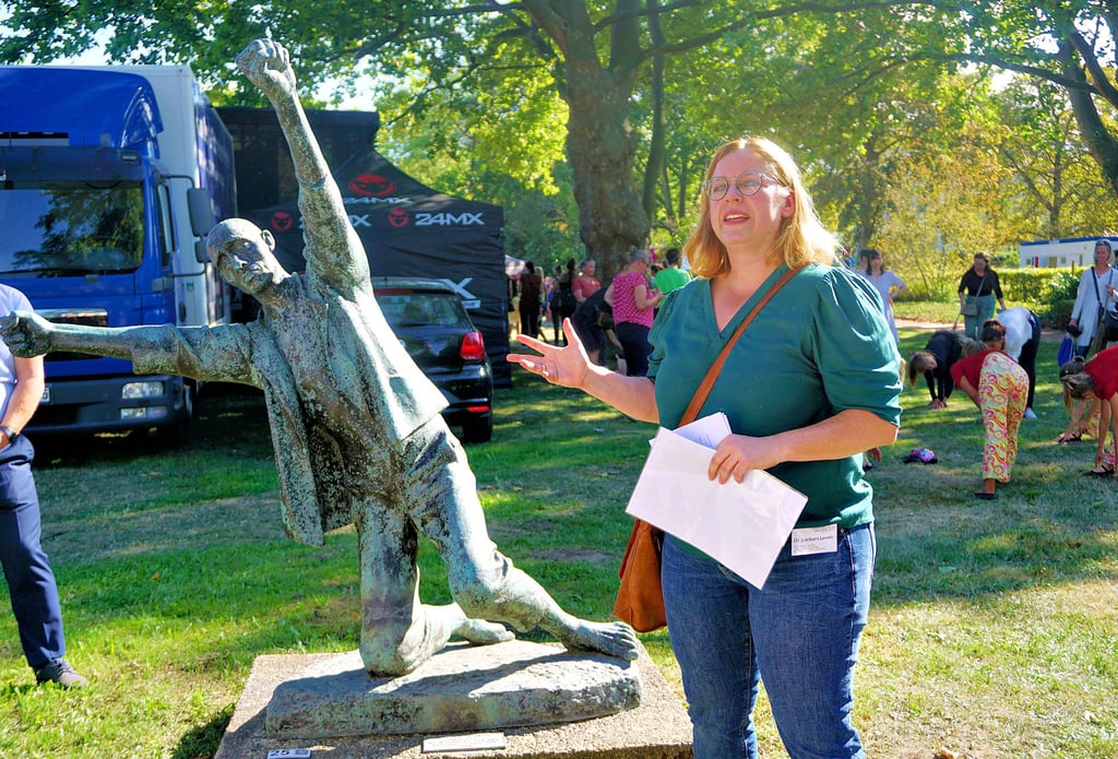 Ihre Führung beginnt Barbara Leven vom Kunstmuseum Moritzburg an der Plastik „Stürzender“ von Fritz Cremer.