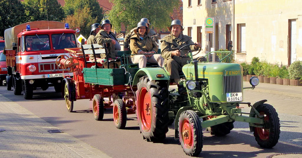 Vor der modernen Fahrzeugtechnik der Feuerwehren der Oschersleber Ortsteile hatten sich die alten Fahrzeuge samt Besatzung in den Festumzug eingeordnet, um auch an die Geschichte zu erinnern.
