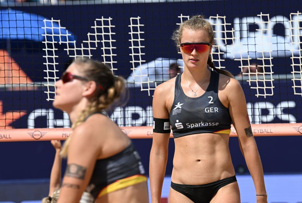 Svenja Müller (r) und Cinja Tillmann haben das Finale der Beach-Volleyball-DM erreicht.