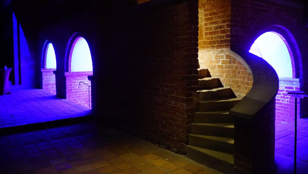 In der Klosteranlage Jerichow gab es einst Radleuchter, die jedoch im 16. Jahrhundert geplündert wurden. Jetzt beleuchtet eine moderne Lichtanlage die Räume.