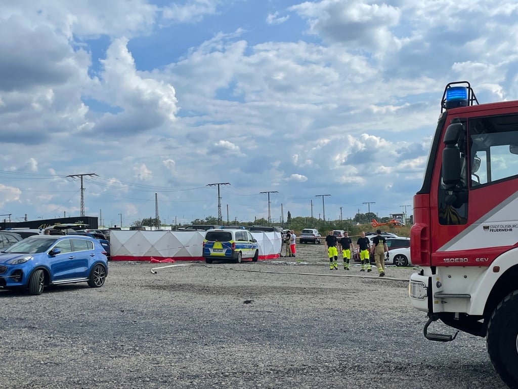 Mit Sichtschutzwänden ist der Unfallort abgeschirmt, an dem ein Kleinflugzeug auf einen Zirkus-Parkplatz abgestürzt ist.