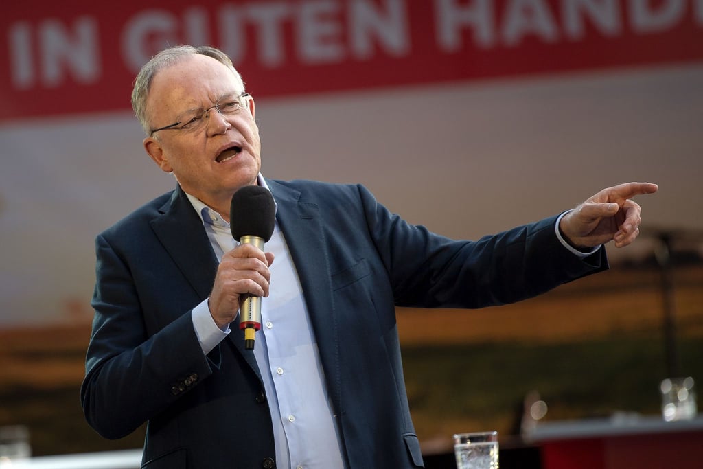 Stephan Weil, Ministerpräsident von Niedersachsent, hält eine Rede.