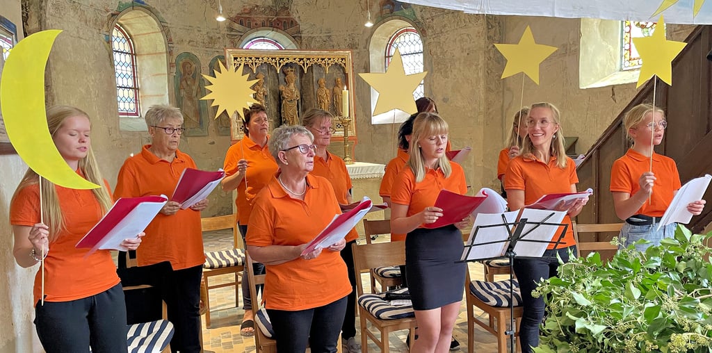 Schon seit 20 Jahren für Geburtstagsständchen immer zu haben: Die Zeddenicker „Kiebitze“ führten bei der Jubiläumsfeier die „Vogelhochzeit“ auf.