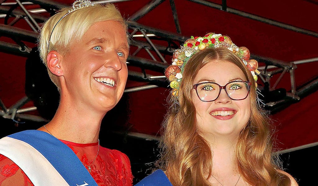 Sina Finkelmann (r.) ist das neue Bollenoberhaupt an der Saale. Die 20-Jährige freut sich riesig auf die neue Aufgabe. Die bisherige Bollenkönigin Maria Mittelstraß ist abgekrönt.