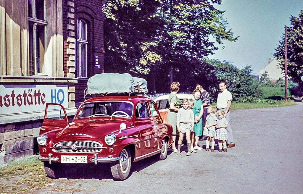 1960/61 entstand das Foto, das die Familien Frens und Donner vorm Start in den Ostseeurlaub vorm Zerbster Tivoli zeigt.