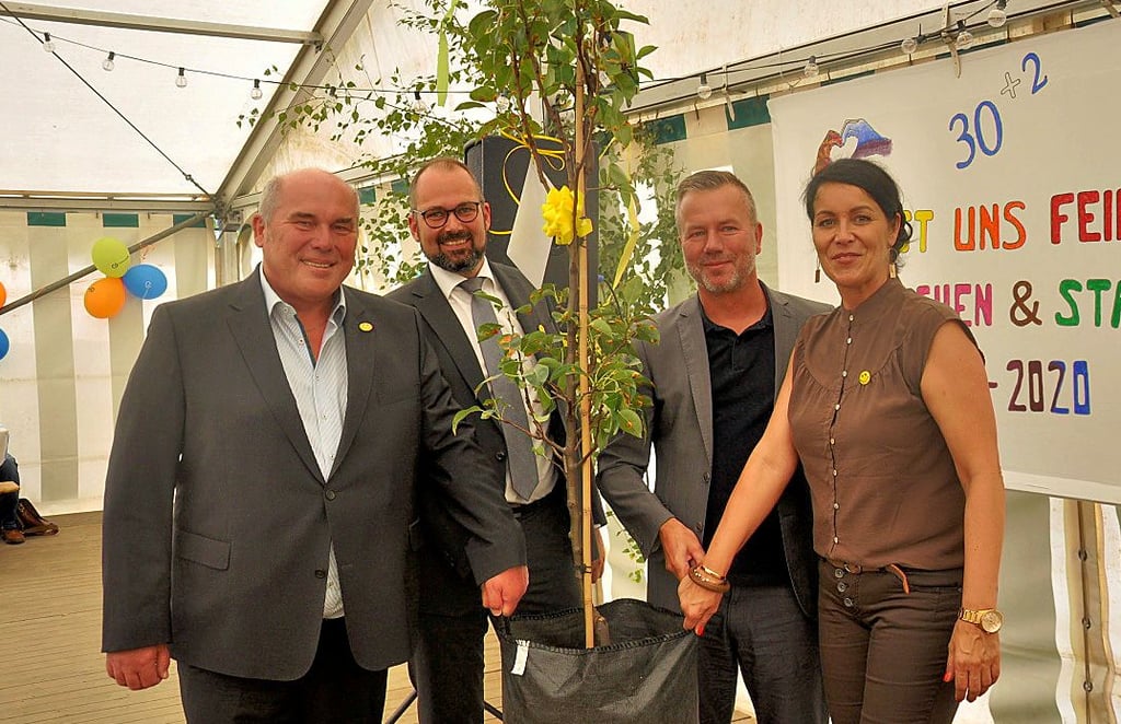 Die Einheitsgemeinde Osterburg gratulierte mit einem Birnenbaum: Joachim Fricke (links) und Sarah Maaß nahmen den Baum von Nico Schulz und Michael Handtke (zweiter von links) entgegen.