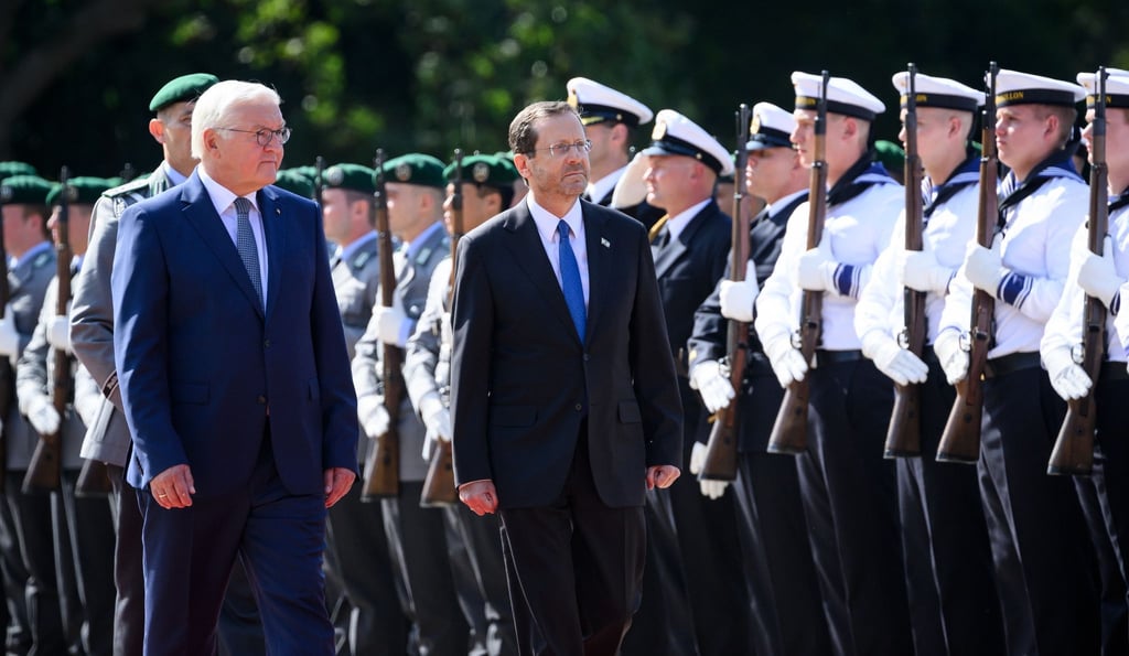 Bundespräsident Frank-Walter Steinmeier (l) begrüßt Izchak Herzog mit militärischen Ehren im Schloss Bellevue in Berlin.
