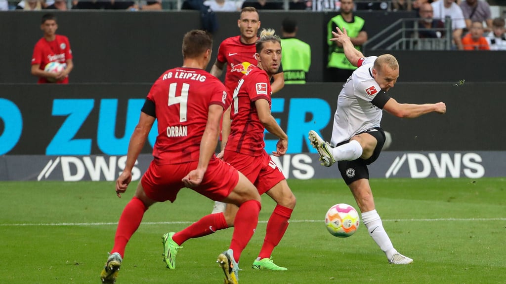 Kein Druck auf Ball und Schützen: Sebastian Rode schießt akrobatisch, Kevin Kampl schaut zu.