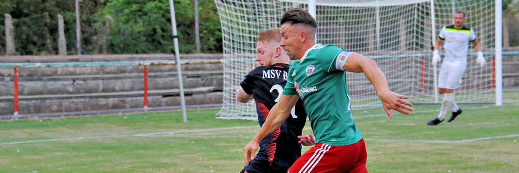 Schönebecks Kapitän Mathias Rhode (r.) und seine Mitspieler wiesen den MSV nach der Ligapartie auch im Pokal in die Schranken. Vor allem vor dem Tor zeigten sich die Unioner abgezockter als die Magdeburger.