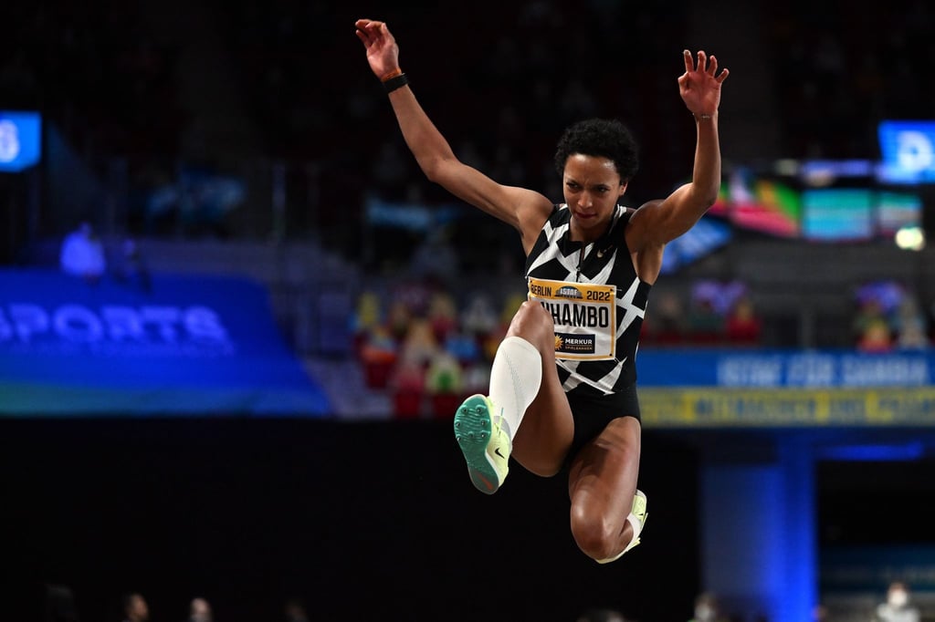 Malaika Mihambo aus Deutschland springt beim Weitsprung der Damen in die Sandgrube.