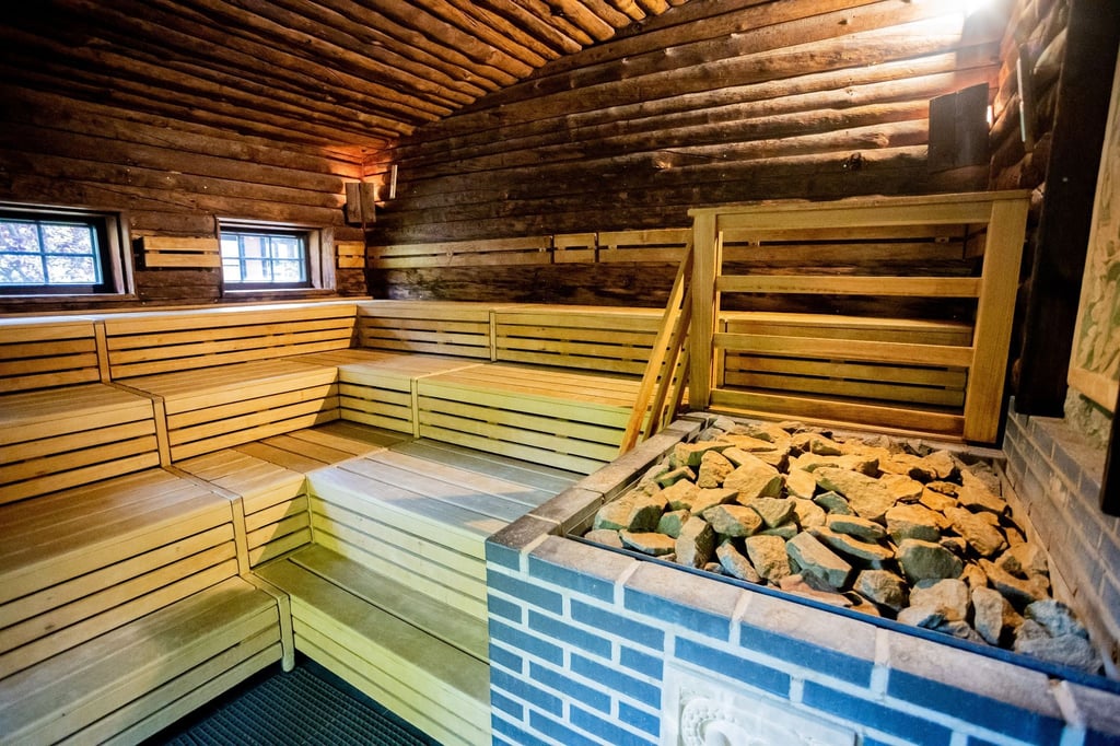 Eine Gartensauna, die um Gas zu sparen abgeschaltet bleibt, ist im Vabali Spa Berlin vor Öffnung zu sehen.