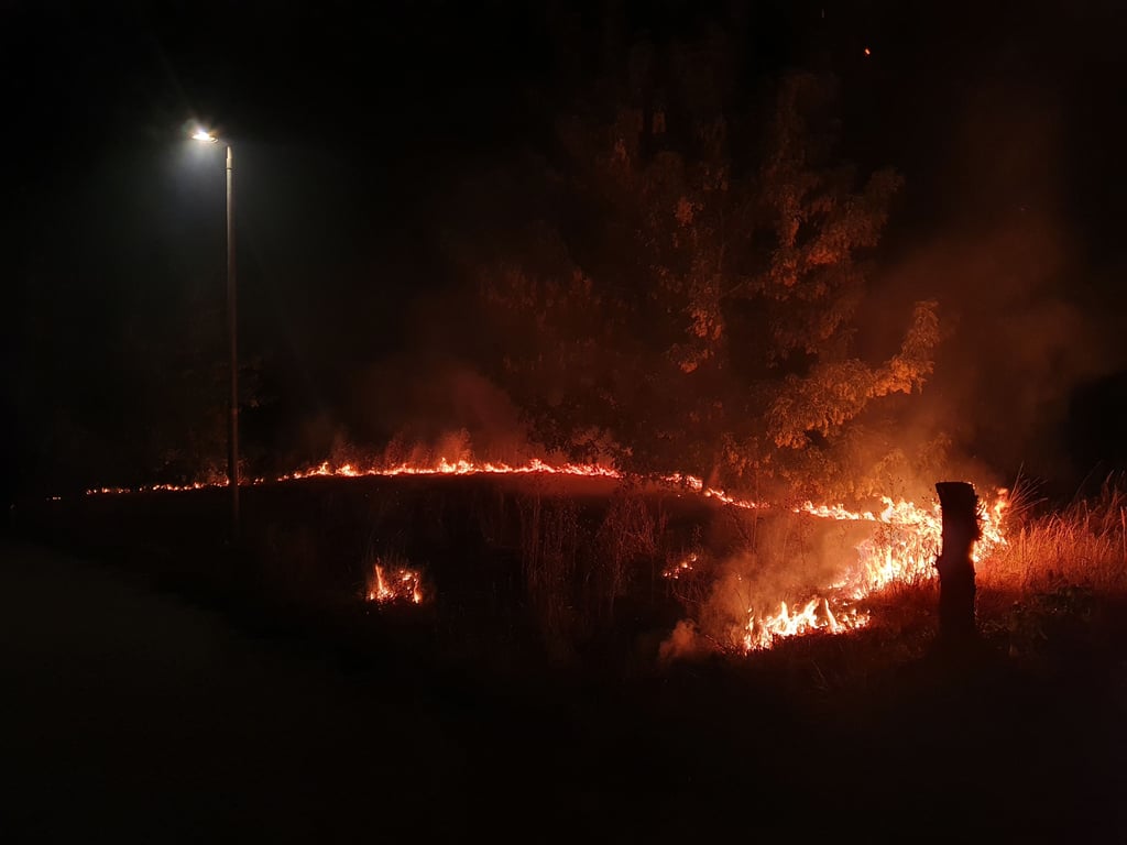 Unbekannte Täter haben am Sonntagmorgen im Finkenschlag in Osterburg in der Altmark ein Feuer gelegt. Die Polizei ermittelt und hat den Brandort beschlagnahmt.