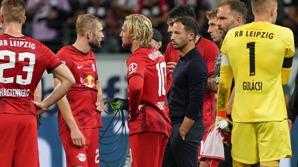 Leipzigs Trainer Domenico Tedesco bedient nach dem 0:4 in Frankfurt