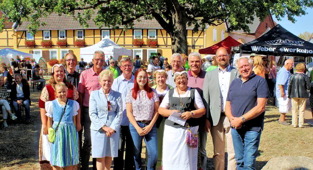 Das 14. Bördehoffest wurde auf dem Platz unter der Bismarckeiche in Schnarsleben traditionell eröffnet.