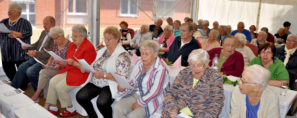 Anlässlich des 75. Geburtstages des Evangelischen Seniorenzentrums Havelberg stimmte Veronika Schilling (links) das Dankeslied der Bewohner an.