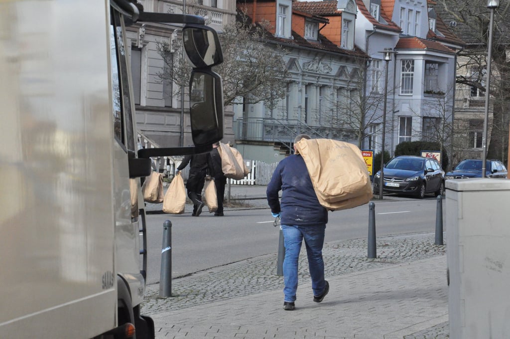 Razzia in einem Wohnhaus an der Bahnhofstraße in Gardelegen. Hier tragen Kripo-Beamte große Papiersäcke mit der Aufschrift Canabis aus dem Haus.