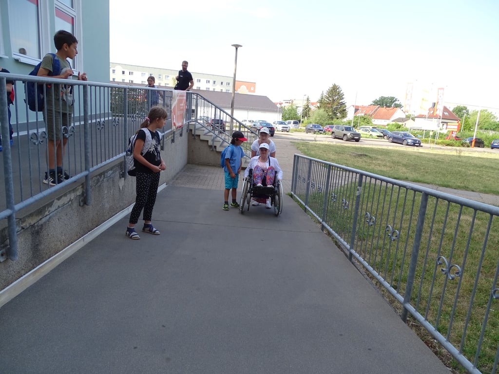 Mutter Christiane Richter und ihre im Rollstuhl sitzende Tochter Claudia sind auf Rampen wie diese bei der Sparkasse in Moskauer Straße angewiesen. Ohne können sie dort nicht rein.