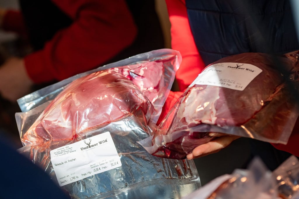 Viele Wildhalter in Deutschland verkaufen ihr Fleisch direkt ab Hof.