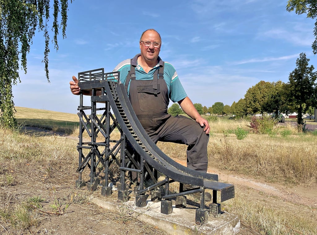 Der Welsleber Schmied Norbert Stöhr vor dem Miniaturmodell der Bördeschanze. Die Metallkonstruktion fertigte er genau 40 Jahre nach dem Einsturz der ehemaligen Bördeschanze an – als Erinnerung an die vergangenen sportlichen Zeiten.