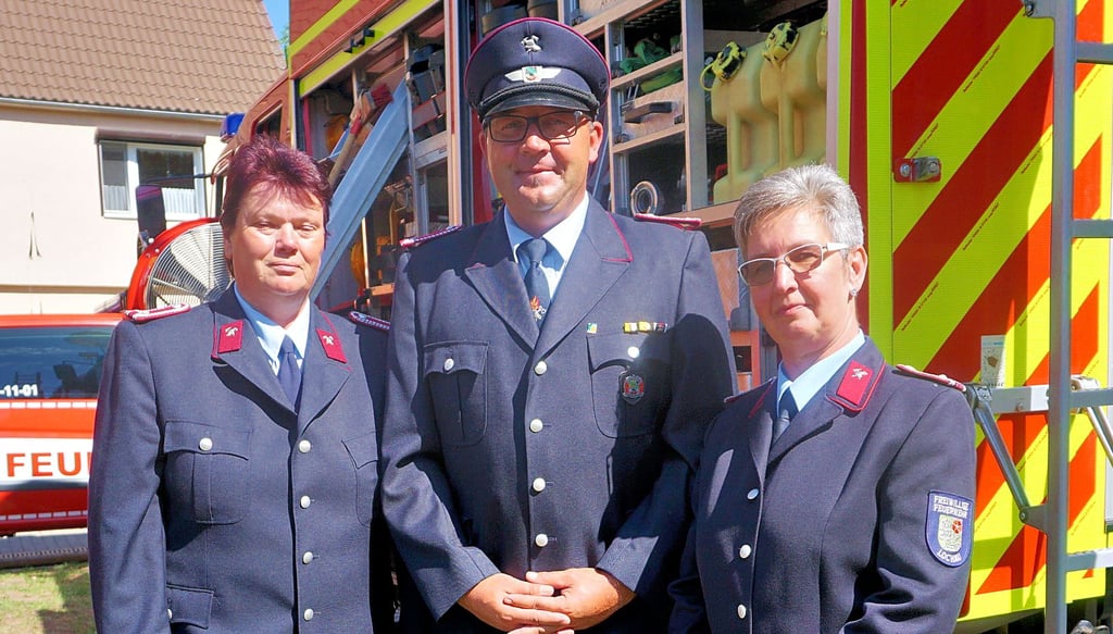Kathrin Schwarz (v.l.), Tobias Reinsch und Andrea Hermann wurden am Samstag für ihre Leistungen in der freiwilligen Feuerwehr ausgezeichnet.