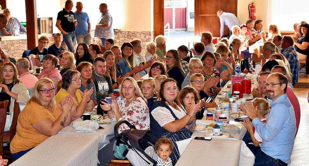 Überaus gut besucht ist der Saal in Böddensell. Viele Dorfbewohner und deren Gäste genießen nach der zweijährigen coronabedingten Pause das fröhliche Miteinander beim Frühstückessen und bei der Show.