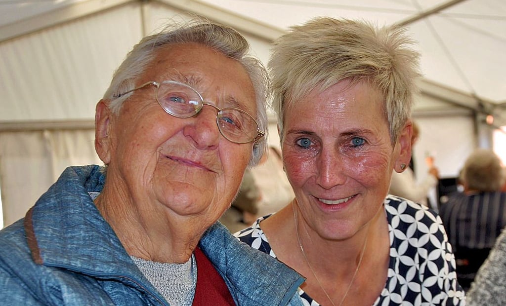 Martha Pick (97) gefällt es gut im Evangelischen Seniorenzentrum Havelberg, wo sie unter anderem von Kerstin Neumann betreut wird.