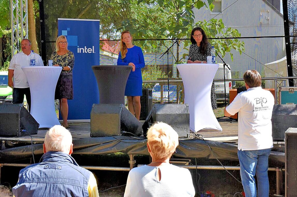 Das Intel-Podium beim Volks- und Heimatfest in Magdeburg-Ottersleben. Von rechts: Monika Lischke, Sandra Yvonne Stieger, Simone Borris und Wigbert Schwenke.