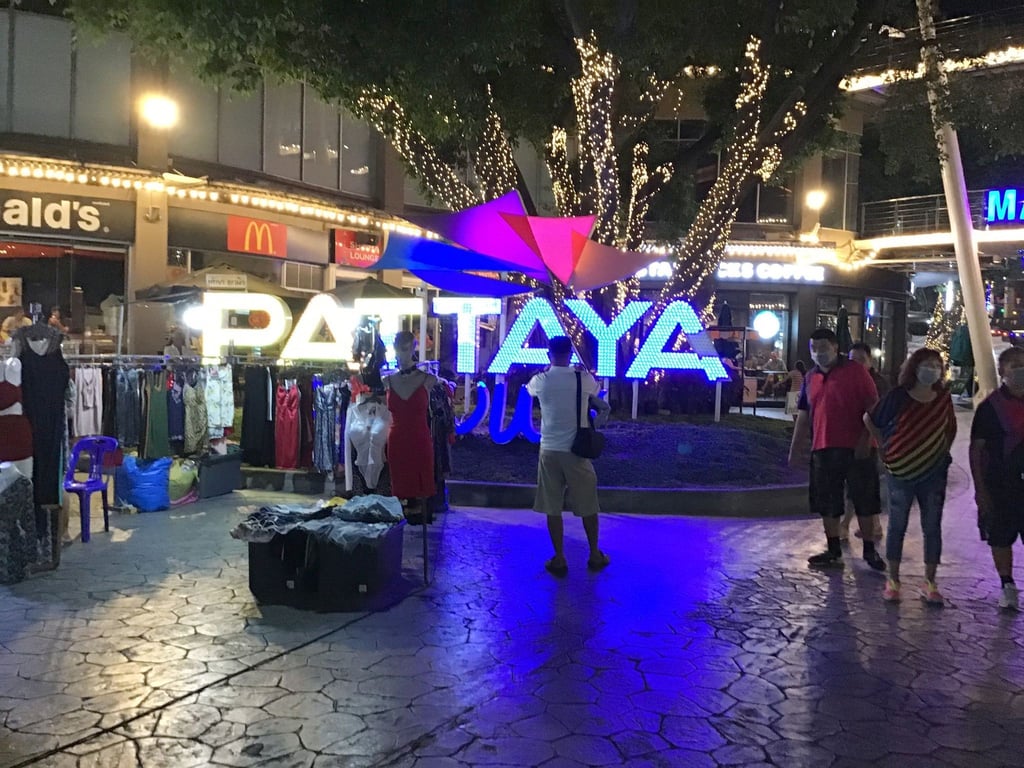 Sarke Regenfälle haben am Sonntagabend in Pattaya zu Überschwemmungen geführt. Der neue Strand des thailändischen Badeortes wurde stark beschädigt.