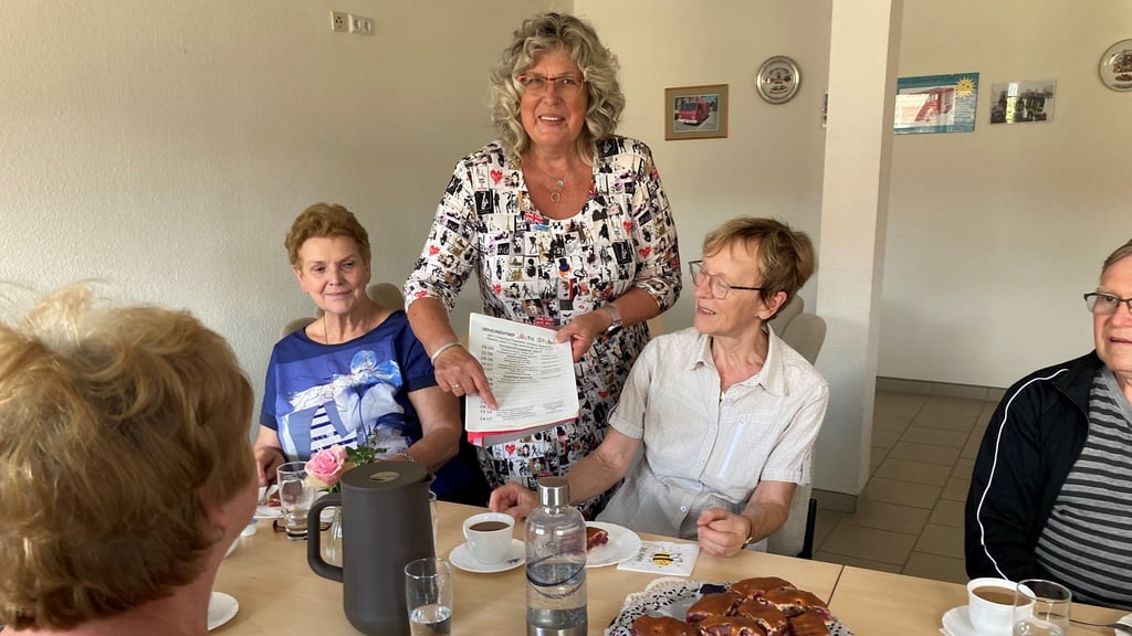 Stephanie Felgner (Mitte) beim Kaffeenachmittag im Seniorentreff in Steigra