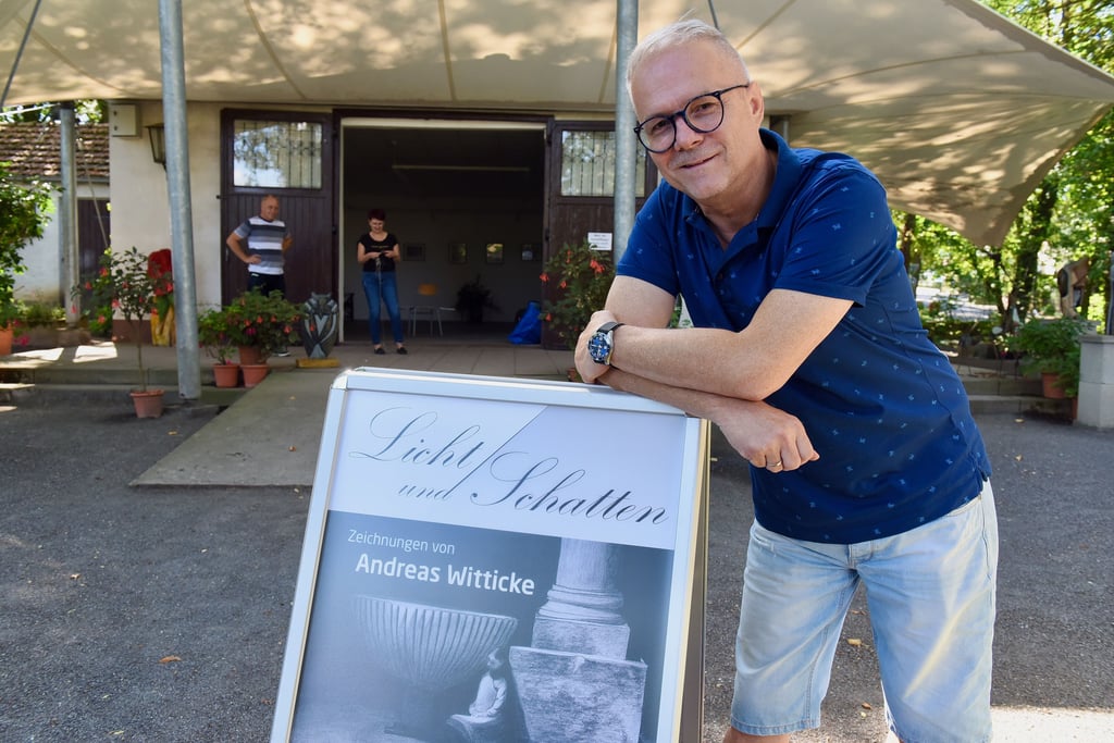 Andreas Witticke zeigt seine Zeichnungen im Rosarium in Sangerhausen.