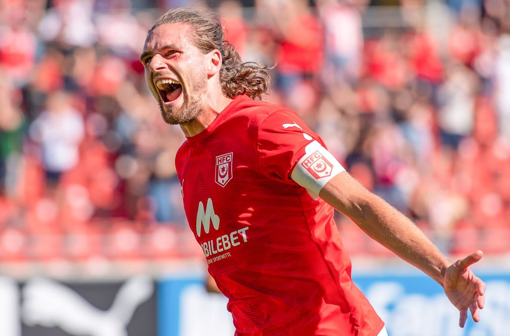 Kapitän Jonas Nietfeld bejubelt seinen traumhaften Kopfball-Treffer zum 4:0.