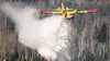 Ein italienisches Löschflugzeug bekämpft einen Waldbrand am Brocken. Hunderte Einsatzkräfte sind im Harz involviert. Foto: Julian Stratenschulte/