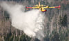 Ein italienisches Löschflugzeug bekämpft einen Waldbrand am Brocken. Hunderte Einsatzkräfte sind im Harz involviert. Foto: Julian Stratenschulte/