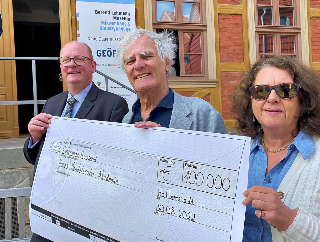 Kuratoriums-Chef Prof. Dr. Julius Schoeps (mitte) und die Vorstände der Stiftung Moses Mendelssohn Akademie Halberstadt, Jutta Dick und Jörg Felgner, mit dem symbolischen Scheck. Das Geld dient als Eigenanteil für den geplanten Erweiterungsbau am Berend-Lehmann-Museum.