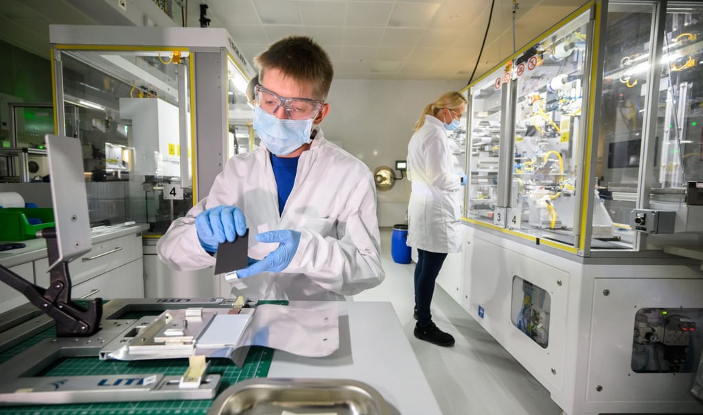 Thomas Skibik, Chemisch-Technischer-Assistent, fertigt im Labor für Zellforschung und Entwicklung im VW-Werk Salzgitter eine Pouchzelle.