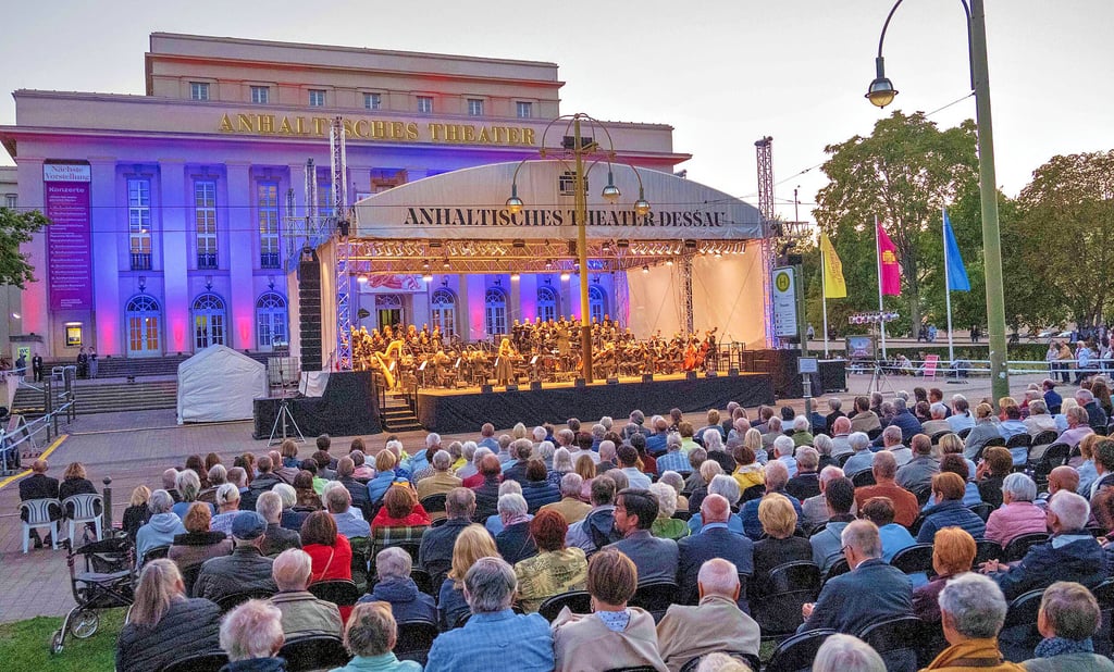 Ein vollbesetzter Theatervorplatz beim Eröffnungskonzert der Spielzeit 2022/23 des Anhaltischen Theaters