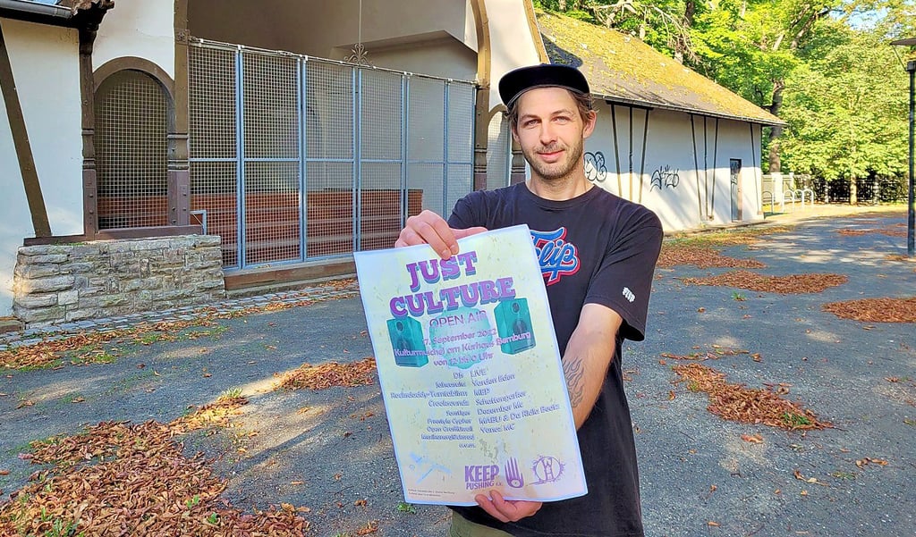 René Klein präsentiert das Plakat zum Festival an der Benburger Kurhausmuschel am Samstag, 17. September.