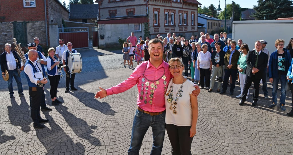 Mandy Bläsing und Matthias Köhn schreiben in Böddensell Geschichte, denn sie sind seit 2019 das Schützenkönigspaar. Wegen der Corona-Pandemie konnten sie nicht abgelöst werden. In diesem Jahr erkämpften sich Bärbel Regel und Thomas May die Dorfmeistertitel.