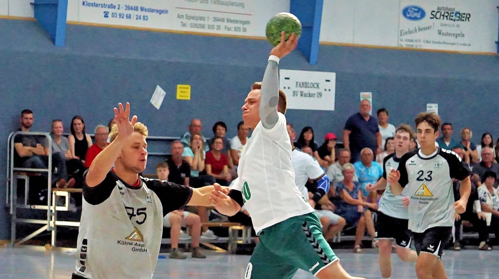 Christopher Gorges (rechts) steuerte beim 28:28-Unentschieden seines SV Wacker Westeregeln gegen Eiche Biederitz in der Handball-Verbandsliga acht Treffer bei.