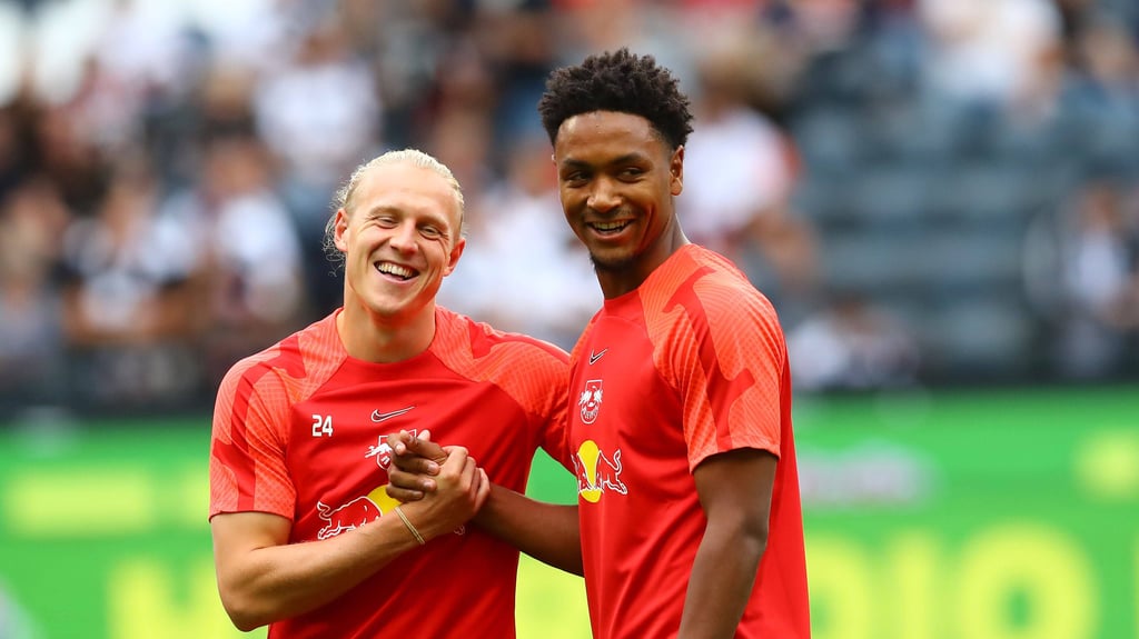 Abdou Diallo (r.) mit seinem Teamkollegen Xaver Schlager.&nbsp;