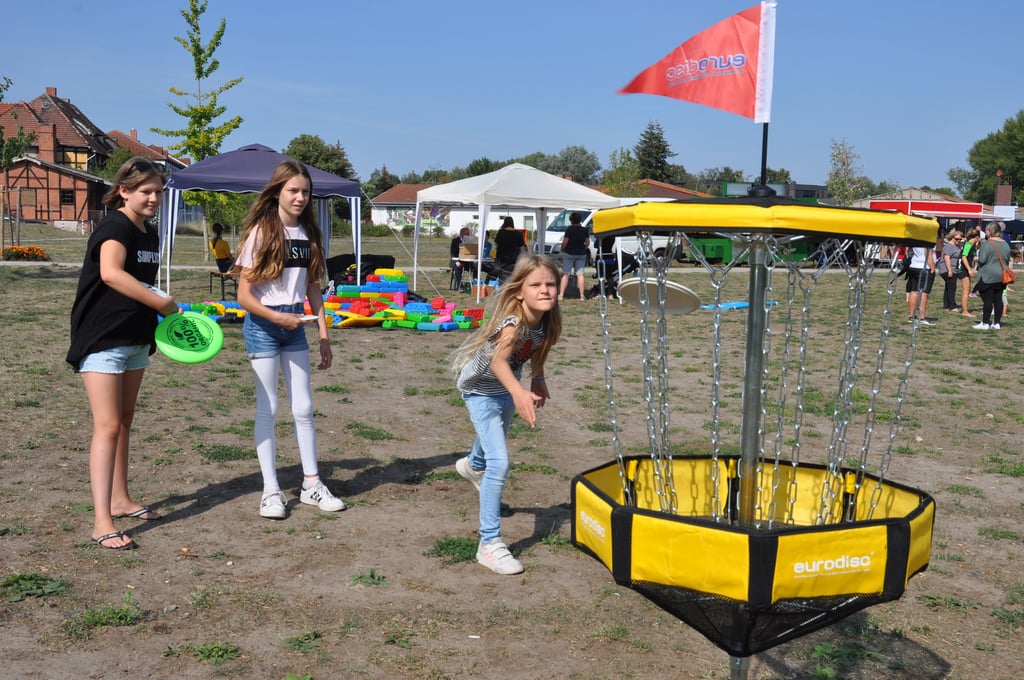 Die Miesterinnen Lisa (11) Krüger (von links) sowie Ella (11) und Anni (8) Paetau versuchten sich im Frisbee-Golf.