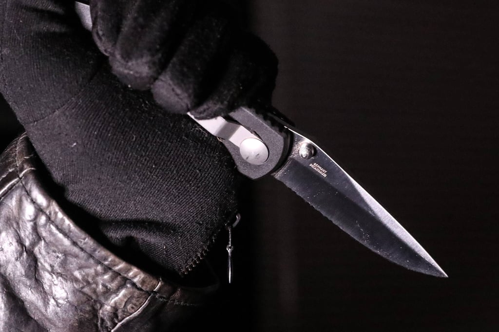 Eine Frau in ist in Bitterfeld mit einem messerähnlichen Gegenstand bedroht worden.