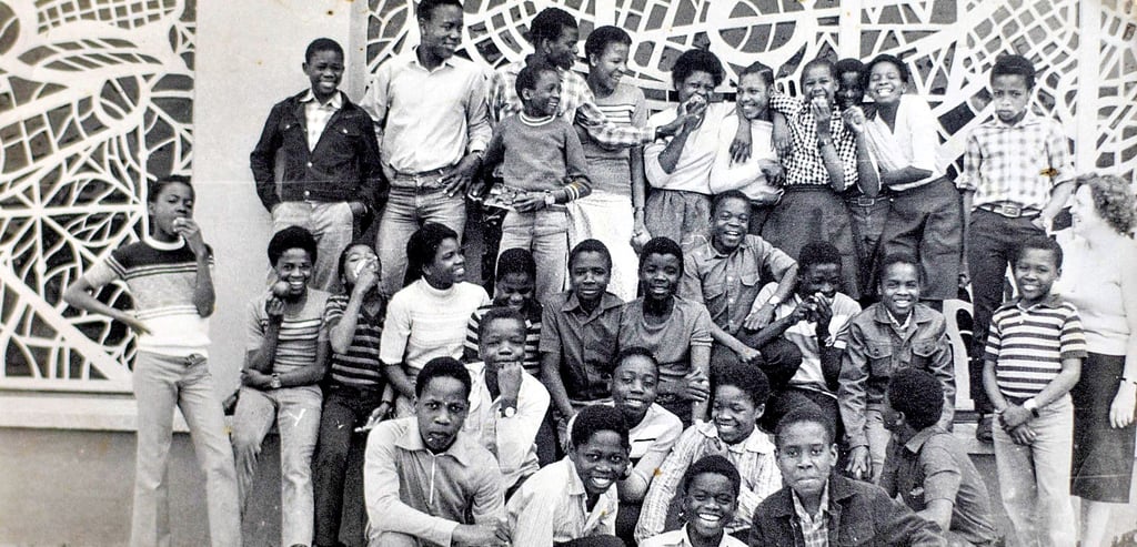 Die Klasse 17 vor dem Eingang der ehemaligen „Schule der Freundschaft" in Staßfurt.