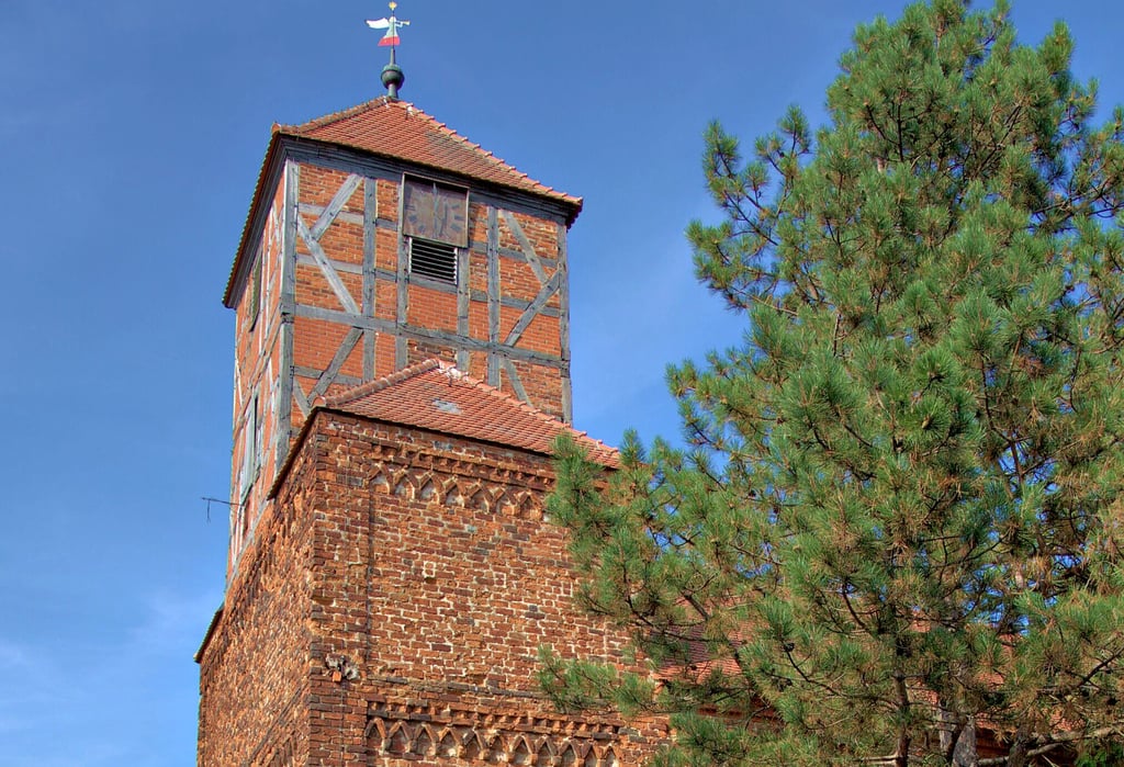 Die Dorfkirche Großwulkow ist ein Backsteinbau, der Querturm erhielt 1686 einen markanten Fachwerkaufsatz, der die Glocke aufnahm.