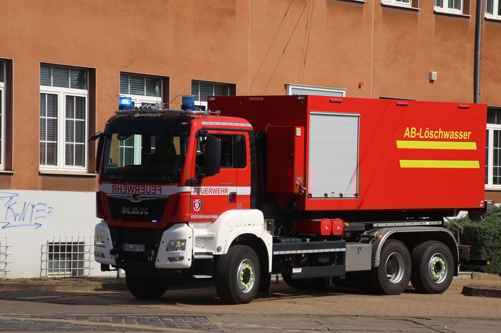 Der mobile Wassertank der Berufsfeuerwehr Halle bringt bis zu 10.000 Liter Löschwasser mit.