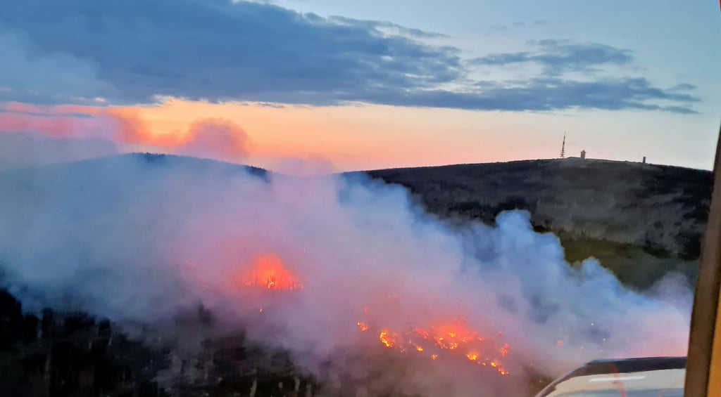 Seit Sonntag brennen rund 150 Hektar südwestlich des Brocken-Gipfels auf sachsen-anhaltischer und niedersächsischer Seite. Darunter ist inzwischen auch eine 60 Quadratmeter große Moorfläche. Wohngebiete sind weiterhin nicht bedroht.