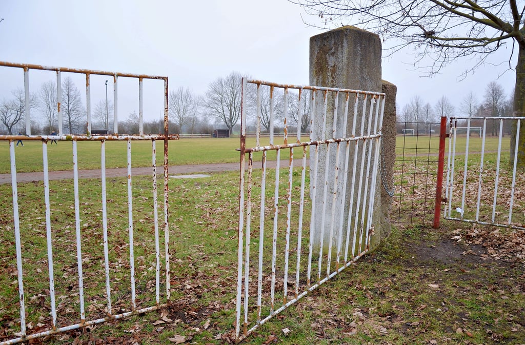 Der Sportplatz in Neundorf ist nicht wie andere Sportplätze abgesperrt. Tore sind nicht verschlossen, auf der rückwärtigen Seite fehlt der Zaun komplett. Das will die Stadt Staßfurt jetzt ändern.