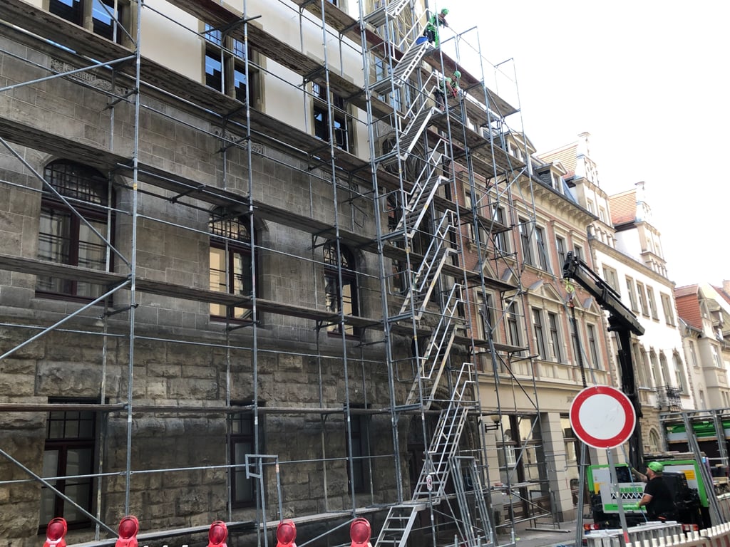 Noch bis Freitag werden die Einrüstungsarbeiten am Landgericht Halle vermutlich dauern.