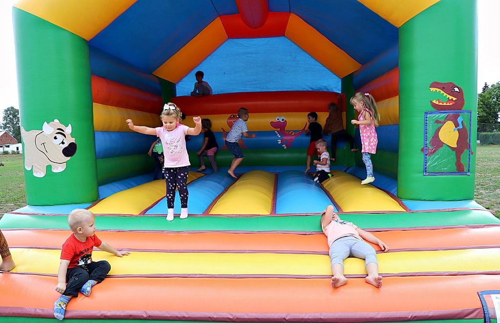 Auf der Hüpfeburg konnten sich die Mädchen und Jungen richtig austoben.